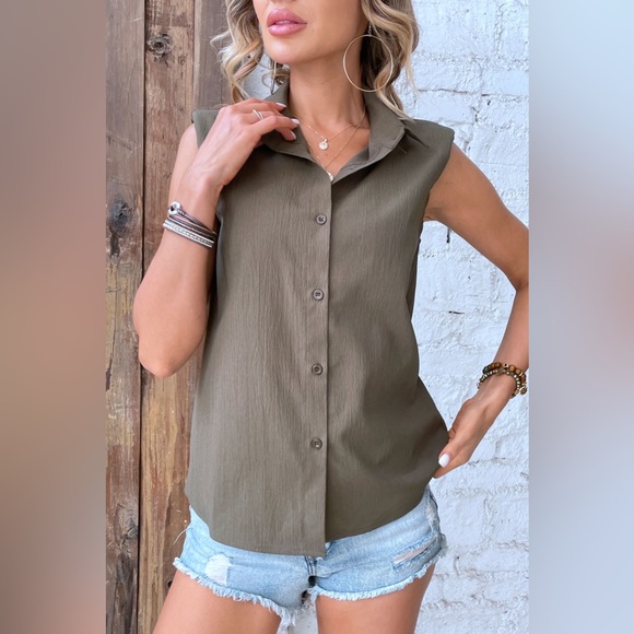 Collared Neck Sleeveless Shirt - Picture 4 of 6